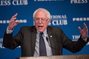 New York cancella primarie, sostenitori Sanders infuriati New York cancella primarie, sostenitori Sanders infuriati