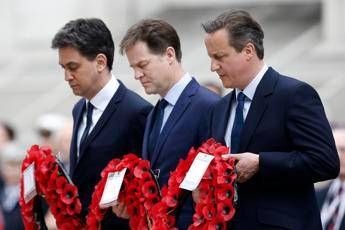 Cameron, Miliband e Clegg fianco a fianco per il 70esimo anniversario della vittoria Cameron, Miliband e Clegg fianco a fianco per il 70esimo anniversario della vittoria