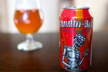 Gandhi finisce sulle lattine di birra Usa, è bufera. L'India avvia una petizione Gandhi finisce sulle lattine di birra Usa, è bufera. L'India avvia una petizione