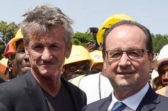 Cannes: Sean Penn arriva a bordo dell'aereo di Hollande Cannes: Sean Penn arriva a bordo dell'aereo di Hollande