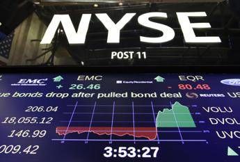 Broker centenaria festeggerà suonando campanella Wall Street Broker centenaria festeggerà suonando campanella Wall Street