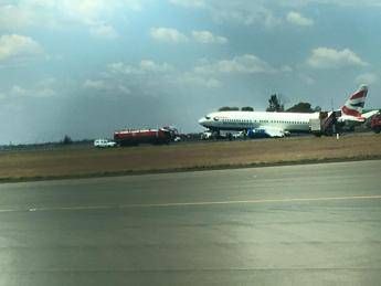 Si rompe il carrello, atterraggio d'emergenza per volo British Airways Si rompe il carrello, atterraggio d'emergenza per volo British Airways