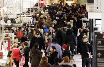 Supermercati assediati e minacce, nel Regno Unito è 'Black Friday-follia'. E la polizia twitta: Calma gente Supermercati assediati e minacce, nel Regno Unito è 'Black Friday-follia'. E la polizia twitta: Calma gente