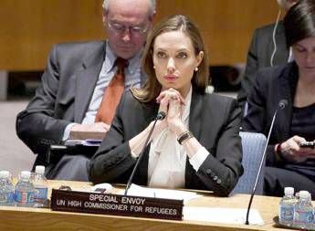 Angelina Jolie in trincea, apre centro a Londra contro violenza donne in zone di guerra Angelina Jolie in trincea, apre centro a Londra contro violenza donne in zone di guerra