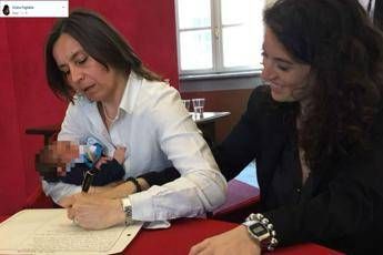 Figlio di due mamme registrato all'anagrafe Figlio di due mamme registrato all'anagrafe