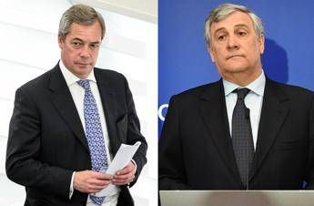 Brexit, Farage paragona Ue alla mafia: duro botta e risposta con Tajani Brexit, Farage paragona Ue alla mafia: duro botta e risposta con Tajani