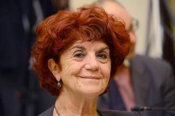Pd, seminario è gelato: Freddo pazzesco, tutti con i cappotti Pd, seminario è gelato: Freddo pazzesco, tutti con i cappotti