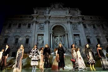 Le pellicce 'da favola' di Fendi: ovazione a Fontana di Trevi per i 90 anni della maison /Foto Le pellicce 'da favola' di Fendi: ovazione a Fontana di Trevi per i 90 anni della maison /Foto