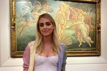 Chiara Ferragni incantata dai capolavori degli Uffizi