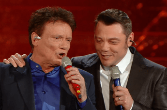 Tiziano Ferro e Massimo Ranieri fanno cantare l'Ariston Tiziano Ferro e Massimo Ranieri fanno cantare l'Ariston