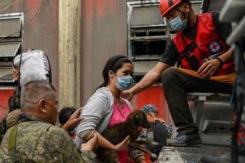 Paura per eruzione Taal, ordine di evacuazione totale Paura per eruzione Taal, ordine di evacuazione totale