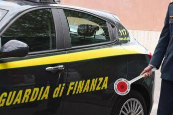 Como, tentano di passare frontiera con assegno da 100 mln