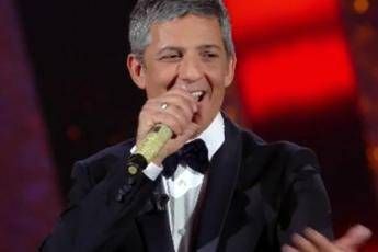 Fiorello telefona a sorpresa all'Ariston Fiorello telefona a sorpresa all'Ariston