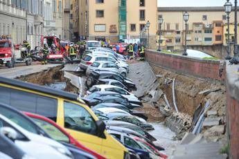 Huge sink-hole engulfs cars in Florence Huge sink-hole engulfs cars in Florence
