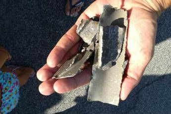 Aereo perde pezzi in volo su Fiumicino, sfiorato un uomo Aereo perde pezzi in volo su Fiumicino, sfiorato un uomo