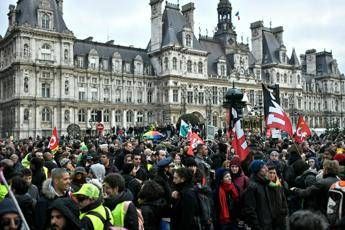 Francia, gilet gialli e sindacati in piazza insieme Francia, gilet gialli e sindacati in piazza insieme