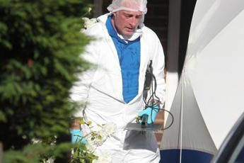Nasconde per due anni la figlia nel bagagliaio Nasconde per due anni la figlia nel bagagliaio