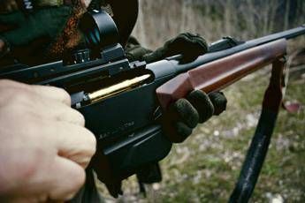 Cade in dirupo e parte colpo dal suo fucile, morto un cacciatore Cade in dirupo e parte colpo dal suo fucile, morto un cacciatore