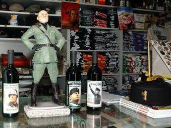 Multe più salate per chi vende souvenir fascisti Multe più salate per chi vende souvenir fascisti