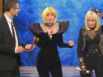 Partenza choc. Raffaella illumina l'Ariston, Cat Stevens commuove Partenza choc. Raffaella illumina l'Ariston, Cat Stevens commuove