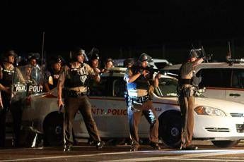 Spari a Ferguson durante marcia per anniversario morte Brown, un ferito Spari a Ferguson durante marcia per anniversario morte Brown, un ferito