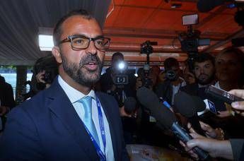 Fioramonti: Inaccettabili post su Hitler Fioramonti: Inaccettabili post su Hitler