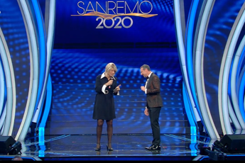 Sanremo, Fiorello en travesti accende la seconda serata