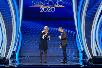 Sanremo, Fiorello en travesti accende la seconda serata Sanremo, Fiorello en travesti accende la seconda serata