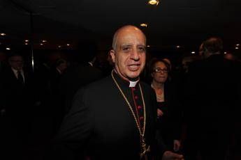 Monsignor Fisichella a Trigoria, ora la Roma gioca da...Dio Monsignor Fisichella a Trigoria, ora la Roma gioca da...Dio