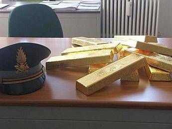 Famiglia torinese rientra dalla Svizzera con 4 chili d'oro, denunciata per contrabbando Famiglia torinese rientra dalla Svizzera con 4 chili d'oro, denunciata per contrabbando