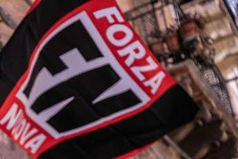 'Oh partigiano, parlaci di Bibbiano', striscione Forza Nuova a Bologna 'Oh partigiano, parlaci di Bibbiano', striscione Forza Nuova a Bologna
