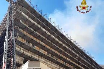 Roma, incendio su tetto ministero del Lavoro Roma, incendio su tetto ministero del Lavoro