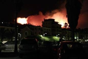 Genova, maxi incendio su alture Cogoleto Genova, maxi incendio su alture Cogoleto