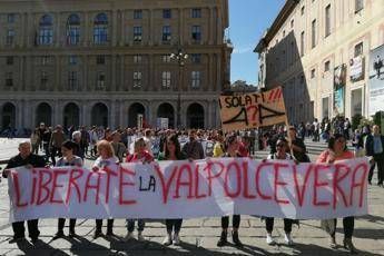 Apriteci la strada, rabbia sfollati a Genova Apriteci la strada, rabbia sfollati a Genova