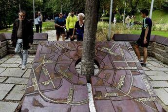 Milano, imbrattato Anfiteatro del Giardino dei Giusti