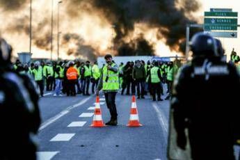 Gilet gialli non si fermano Gilet gialli non si fermano