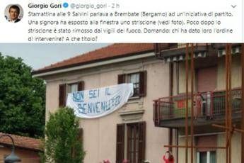 Non sei il benvenuto, rimosso striscione anti-Salvini Non sei il benvenuto, rimosso striscione anti-Salvini