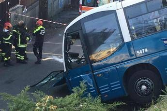 Roma, bus finisce fuori strada Roma, bus finisce fuori strada