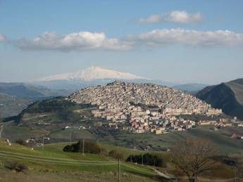 Palermo, rifugiato si offre volontario e fa netturbino gratis Palermo, rifugiato si offre volontario e fa netturbino gratis