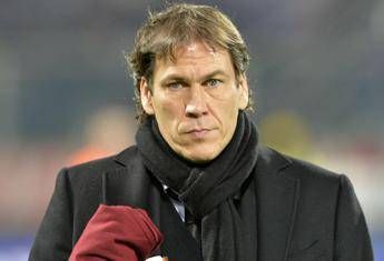 Roma pareggia e scivola a -9 dalla Juventus, vincono Milan e Lazio Roma pareggia e scivola a -9 dalla Juventus, vincono Milan e Lazio