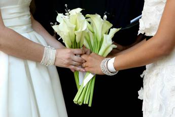 Parroco sposa due donne in viste di sindaco con fascia tricolore