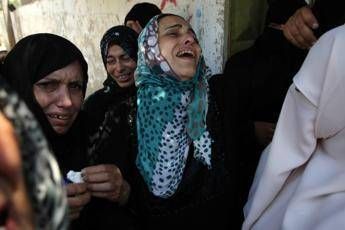 Israele ai civili di Gaza: Pronti al raid, lasciate la zona. In migliaia in fuga Israele ai civili di Gaza: Pronti al raid, lasciate la zona. In migliaia in fuga