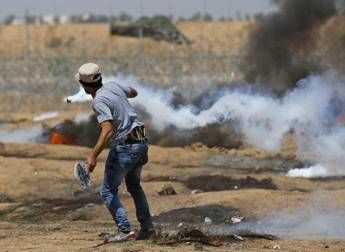 Gaza, scontri al confine: uccisi 4 palestinesi Gaza, scontri al confine: uccisi 4 palestinesi