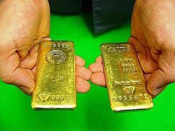 Como, tentano di entrare in Italia con 4 lingotti d'oro puro: sequestrati Como, tentano di entrare in Italia con 4 lingotti d'oro puro: sequestrati