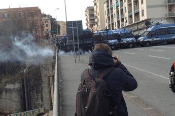 Ultradestra a Genova, scontri antagonisti-polizia Ultradestra a Genova, scontri antagonisti-polizia
