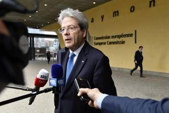 Coronavirus, Gentiloni giù dal podio ma c'è lui dietro svolta Ue Coronavirus, Gentiloni giù dal podio ma c'è lui dietro svolta Ue