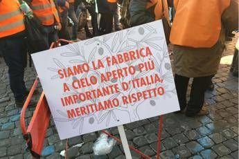 Gilet arancioni, tensione e infiltrati in piazza Gilet arancioni, tensione e infiltrati in piazza