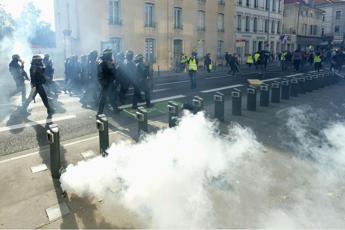 Gilet gialli, scontri a Nantes: 35 fermati