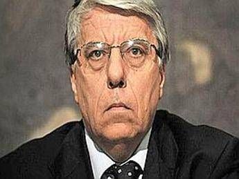 Giovanardi su Consulta e fecondazione, 'Parlamento sconfessato, aboliamolo' Giovanardi su Consulta e fecondazione, 'Parlamento sconfessato, aboliamolo'