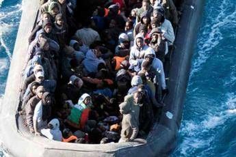 Migranti, allarme per gommone con 120 a bordo: Si sta sgonfiando Migranti, allarme per gommone con 120 a bordo: Si sta sgonfiando